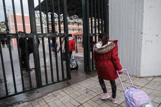 Άνοιγμα σχολείων: Επιστροφή στα θρανία με απουσίες και τεστ – “Είμαστε ανασφαλείς” λένε οι γονείς