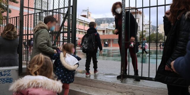 Κορονοϊός: Στη σκιά της επίπτωσης των σχολείων οι επόμενες κινήσεις για τα μέτρα