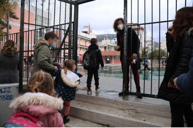 Κορονοϊός: Στη σκιά της επίπτωσης των σχολείων οι επόμενες κινήσεις για τα μέτρα