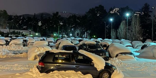 Κακοκαιρία Ελπίδα: Θαμμένα στο χιόνι τα πάρκινγκ σε Γεννηματάς και Σωτηρία