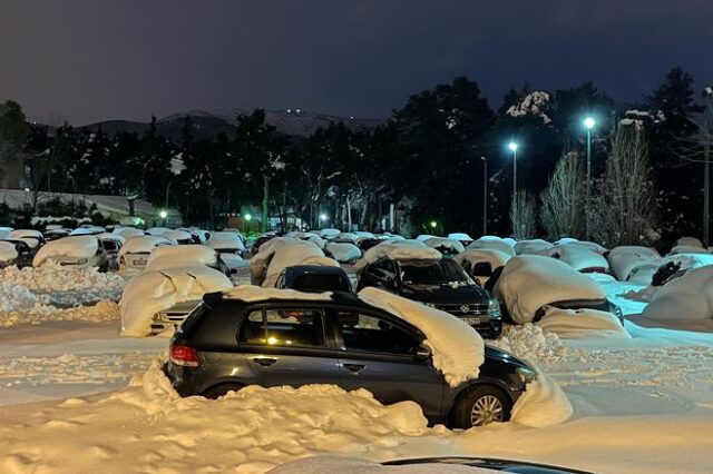 Κακοκαιρία Ελπίδα: Θαμμένα στο χιόνι τα πάρκινγκ σε Γεννηματάς και Σωτηρία