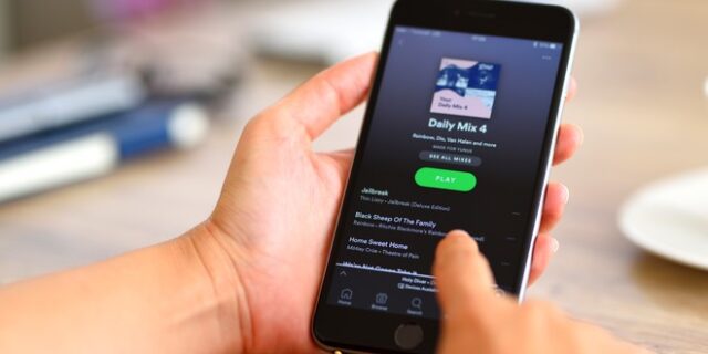 Spotify: Προσθέτει ένδειξη σε podcasts για κορονοϊό και εμβόλια