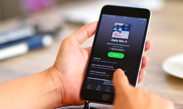 Spotify: Προσθέτει ένδειξη σε podcasts για κορονοϊό και εμβόλια