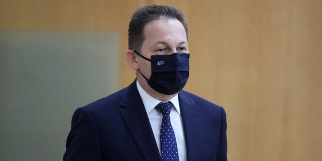 Πέτσας: Στο τραπέζι νέα μέτρα για τους ανεμβολίαστους