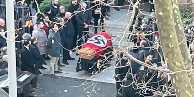 Ανατριχιαστικές εικόνες στη Ρώμη: Κηδεία με ναζιστικούς χαιρετισμούς και φέρετρο με σβάστικα
