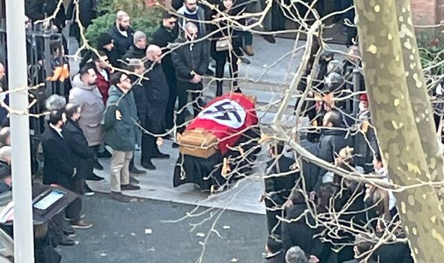 Ανατριχιαστικές εικόνες στη Ρώμη: Κηδεία με ναζιστικούς χαιρετισμούς και φέρετρο με σβάστικα