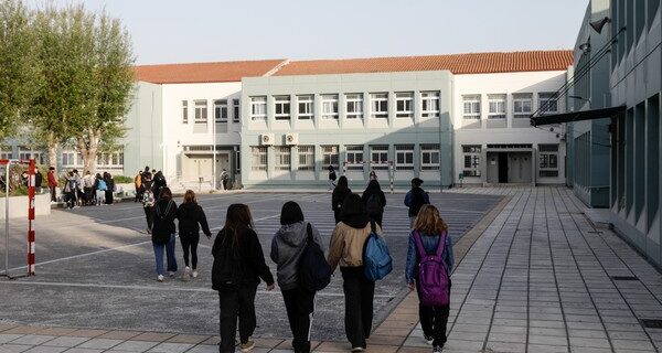 Σχολεία: Γιατί η κυβέρνηση επιμένει να ανοίξουν στις 10 Γενάρη