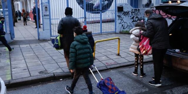 Ειδική άδεια COVID: “Δωράκι” στους εργοδότες – Πρόβλεψη για κούρεμα 50% στις αποδοχές του γονέα