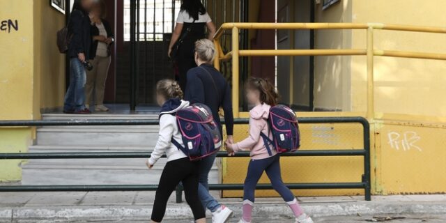 Ρόδος: Συνελήφθησαν γονείς που δεν έστελναν το παιδί τους στο σχολείο λόγω υποχρεωτικότητας της μάσκας