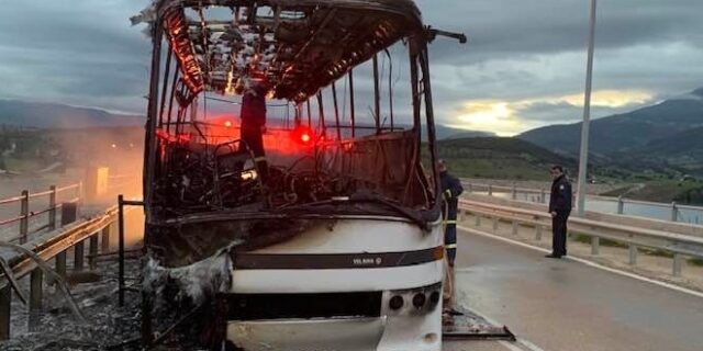 Αχαΐα: Σχολικό λεωφορείο τυλίχθηκε στις φλόγες λίγο πριν παραλάβει μαθητές