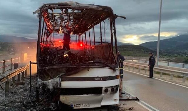 Αχαΐα: Σχολικό λεωφορείο τυλίχθηκε στις φλόγες λίγο πριν παραλάβει μαθητές