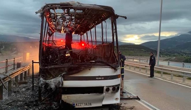 Αχαΐα: Σχολικό λεωφορείο τυλίχθηκε στις φλόγες λίγο πριν παραλάβει μαθητές