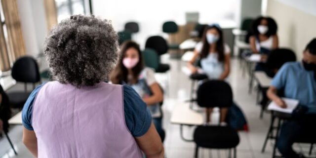 ΗΠΑ-σχολεία: Τηλεκπαίδευση και εκατομμύρια pcr test για να μείνουν αλώβητοι οι μαθητές