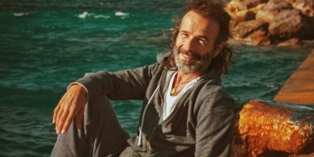 Θανάσης Ευθυμιάδης: Βούτηξε στα παγωμένα νερά και δίνει συμβουλές για διαχείριση θυμού εν μέσω κακοκαιρίας