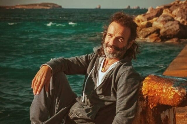 Θανάσης Ευθυμιάδης: Βούτηξε στα παγωμένα νερά και δίνει συμβουλές για διαχείριση θυμού εν μέσω κακοκαιρίας
