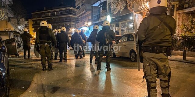 Θεσσαλονίκη: Οπαδοί επιτέθηκαν σε διμοιρία των ΜΑΤ – 19 προσαγωγές