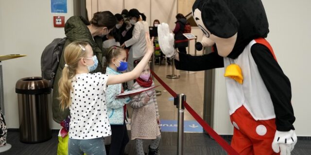 Τσεχία: Ο Μίκι Μάους και ο Πίκατσου εμβολιάζουν τα παιδιά κατά του κορονοϊού