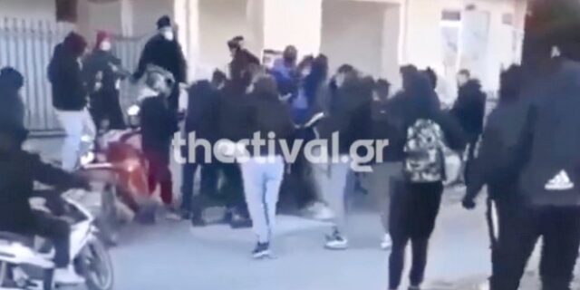 Άγριος ξυλοδαρμός νεαρών έξω από το ΕΠΑΛ Ευόσμου – Σοκαριστικό βίντεο