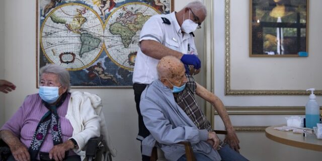 Έρευνα: Λιγότερο αποτελεσματική η 4η δόση του εμβολίου έναντι της “Όμικρον”