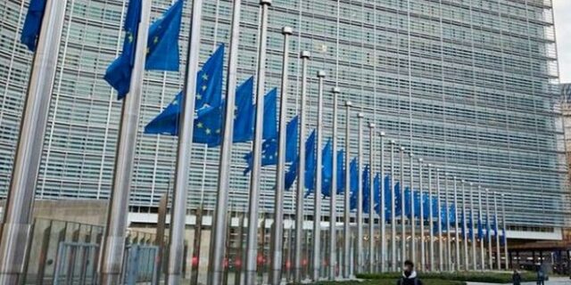 Νταβίντ Σασόλι: Μεσίστιες οι σημαίες της ΕΕ στο κτίριο της Κομισιόν στις Βρυξέλλες