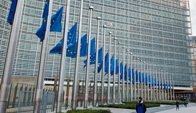 Νταβίντ Σασόλι: Μεσίστιες οι σημαίες της ΕΕ στο κτίριο της Κομισιόν στις Βρυξέλλες