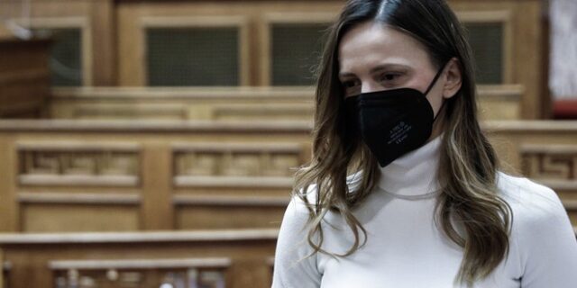 Με κορονοϊό η Έφη Αχτσιόγλου – Είχε νοσήσει και ο γιος της