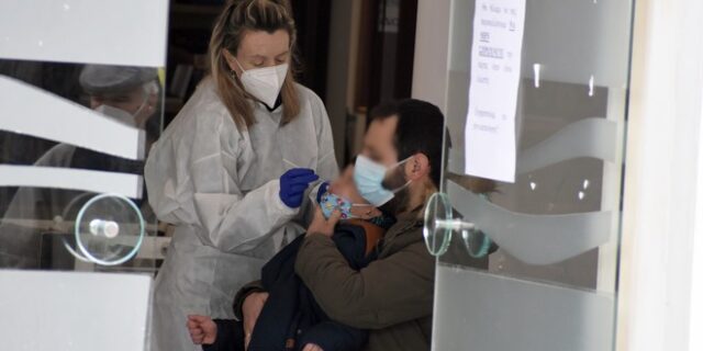 Κορονοϊός: 4-18 ετών ένα στα τέσσερα κρούσματα της περασμένης εβδομάδας