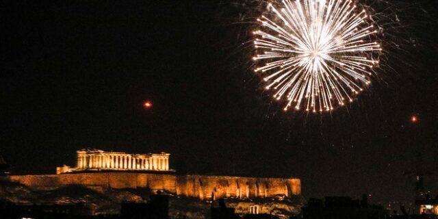 Πρωτοχρονιά 2022: Πώς υποδέχτηκε η Ελλάδα το νέο έτος – Πυροτεχνήματα σε Ακρόπολη και Λευκό Πύργο