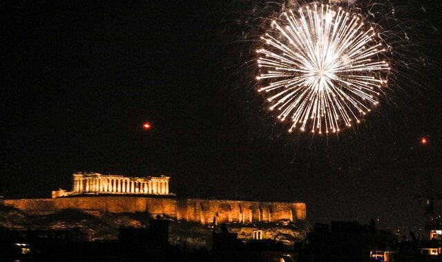 Πρωτοχρονιά 2022: Πώς υποδέχτηκε η Ελλάδα το νέο έτος – Πυροτεχνήματα σε Ακρόπολη και Λευκό Πύργο