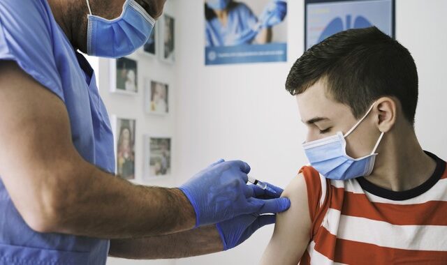 Εμβόλιο κορονοϊού: Τρίτη δόση δόση για τους εφήβους 12-15 ετών συνιστούν τα CDC