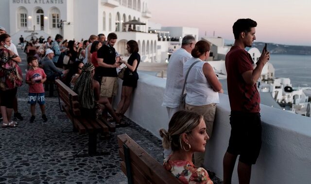 Πότε θα ξεκινήσει και πώς θα εξελιχθεί η τουριστική σεζόν του 2022 στην Ελλάδα