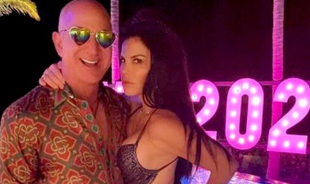 Τζεφ Μπέζος: Πρωτοχρονιάτικο πάρτι με “disco look” σε γιοτ στην Καραϊβική – “Διαστημικό” τρολάρισμα στο Twitter