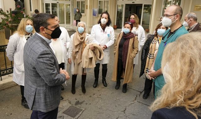 Στο νοσοκομείο Αλεξάνδρα ο Τσίπρας: “Η κυβέρνηση δεν προτίθεται να στηρίξει γιατρούς και νοσηλευτές”