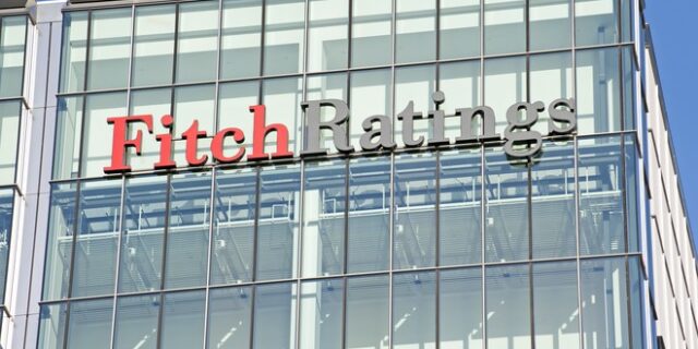 Fitch για Ελλάδα: Ανάπτυξη και μείωση ελλείμματος, στηρίζουν μία ταχύτερη μείωση χρέους