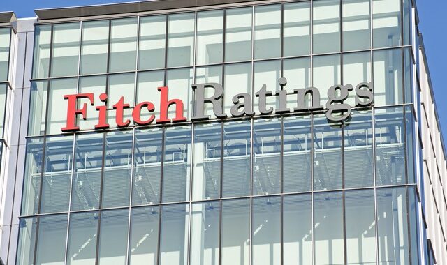 Fitch για Ελλάδα: Ανάπτυξη και μείωση ελλείμματος, στηρίζουν μία ταχύτερη μείωση χρέους