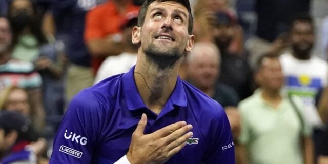 Ο Νόβακ Τζόκοβιτς βγαίνει από το ξενοδοχείο με απόφαση του Δικαστή