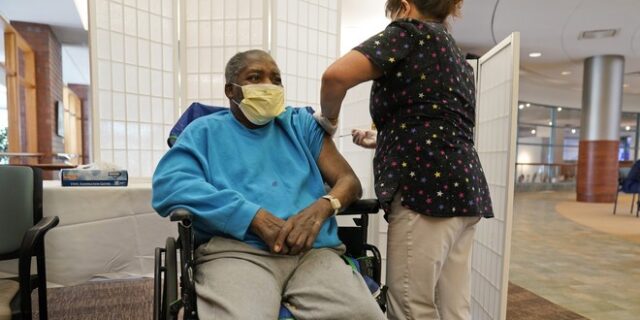 CDC: “Κλειδί” για την καταπολέμηση της Όμικρον η τρίτη δόση του εμβολίου