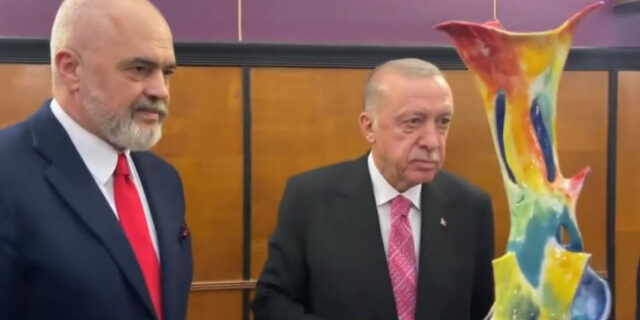 Σαστισμένος ο Ερντογάν με το βάζο – δώρο του Ράμα που έφτιαξε ο ίδιος