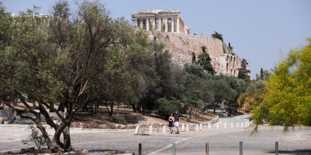 Σάλος με την ταινία “Ξεπαρθενών”: Η απάντηση του ΥΠΠΟΑ για τις σκηνές σεξ στην Ακρόπολη