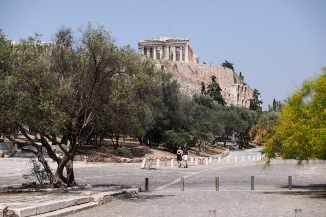 Σάλος με την ταινία “Ξεπαρθενών”: Η απάντηση του ΥΠΠΟΑ για τις σκηνές σεξ στην Ακρόπολη