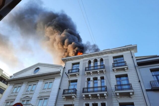 Βόλος: Μεγάλη φωτιά στο ξενοδοχείο “Αίγλη”