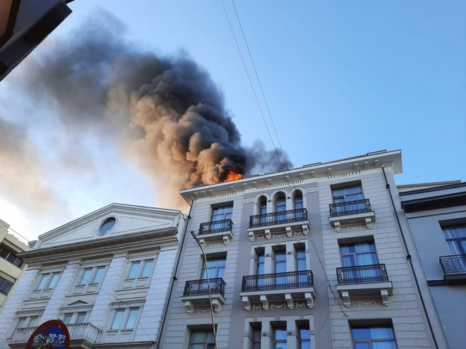 Βόλος: Μεγάλη φωτιά στο ξενοδοχείο “Αίγλη”