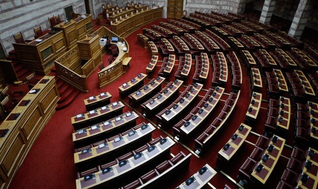 Πρόταση μομφής: Σε εξέλιξη η συζήτηση στη Βουλή – LIVE εικόνα