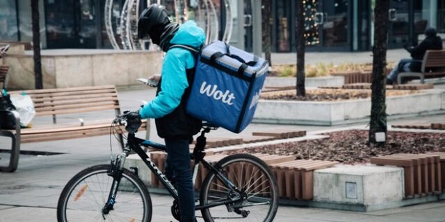 Wolt: “Παγώνει” τις παραγγελίες της λόγω της κακοκαιρίας “Ελπίδα”