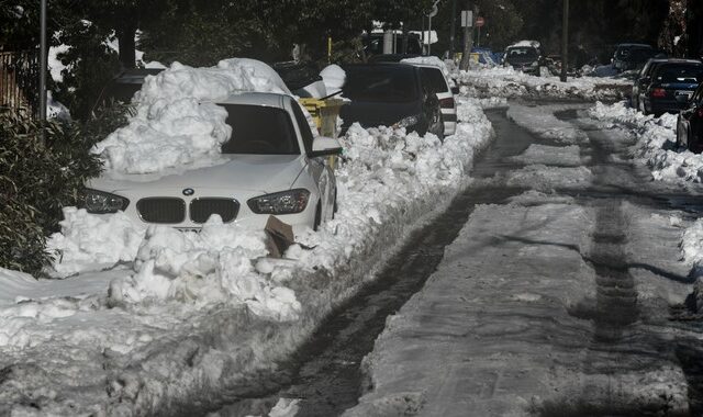Κακοκαιρία Ελπίδα – Άλιμος: Με φορτηγά απομακρύνουν πλέον το χιόνι