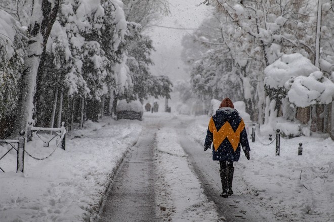 Καιρός: Ο πολικός αεροχείμαρρος φέρνει χιόνια και χαμηλές θερμοκρασίες – Τι είναι