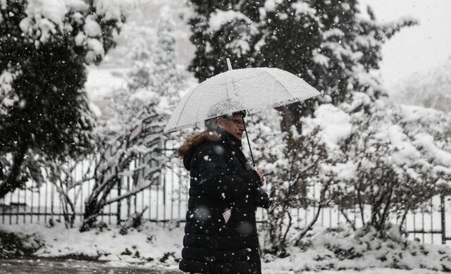 Χιονοπτώσεις στην Ελλάδα: Τι είναι το “βαρύ” χιόνι και ο ρόλος της θερμοκρασίας στην ατμόσφαιρα