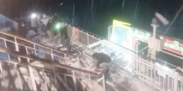 Κακοκαιρία Ελπίδα: Χιονοπόλεμος εν πλω ανοιχτά της Άνδρου