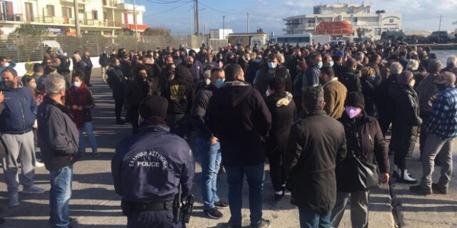 Χίος: “Μπλόκο” στην αποβίβαση μηχανημάτων για το χτίσιμο νέας δομής