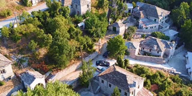 Βραδέτο: Το χωριό που είναι χτισμένο πάνω σε βράχο στο φαράγγι του Βίκου